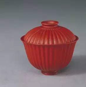 11   脫胎菊瓣形朱漆蓋碗.jpg