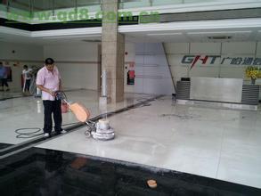 12  仿古磚打蠟前的打磨.jpg